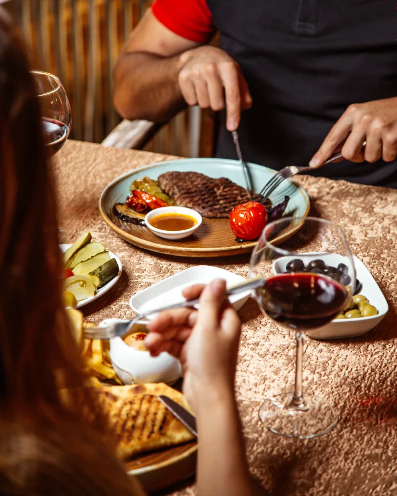 Jewish singles enjoying a dinner event